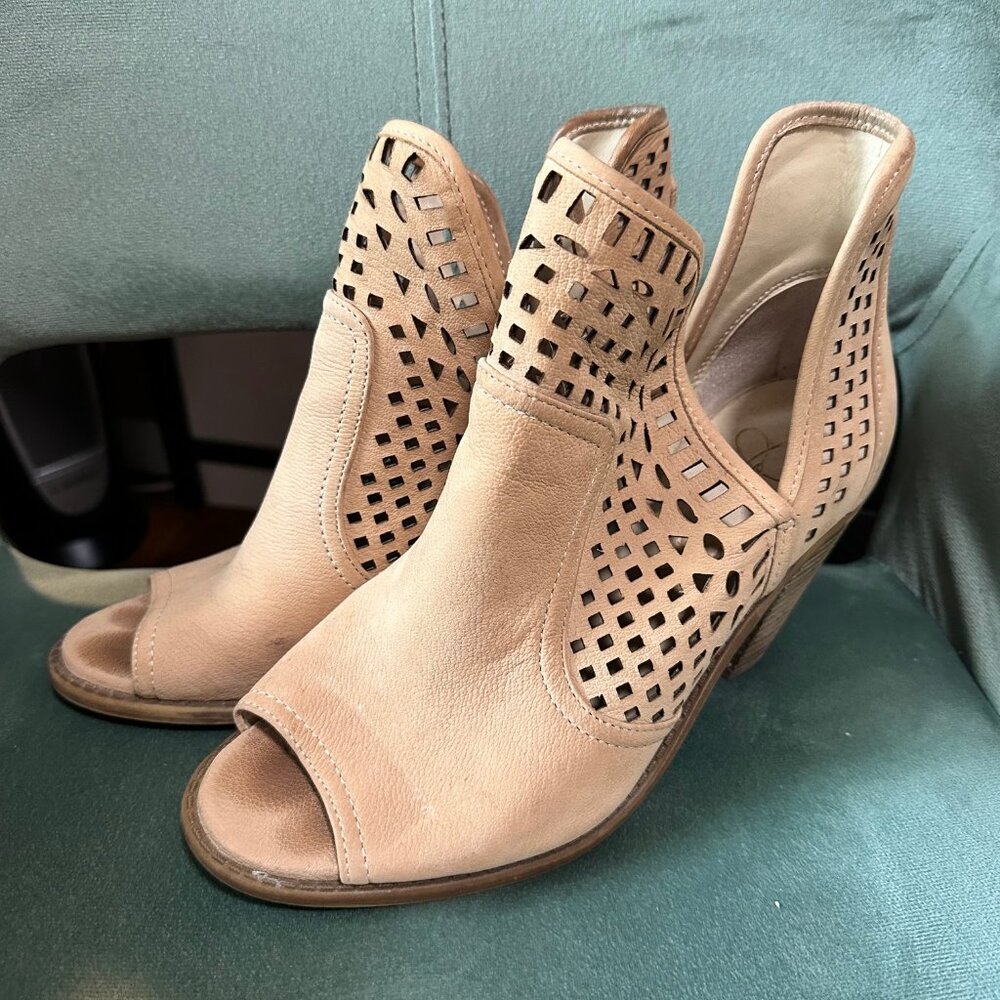 Jessica Simpson Women's Cherrell Ankle Bootie, tan 8